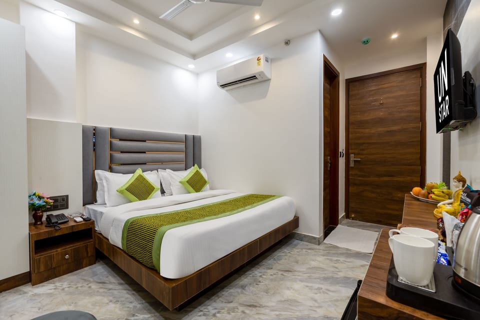 Deluxe Double Room, 1 King Bed, Air conditioning | In-room safe, desk, laptop workspace, soundproofing