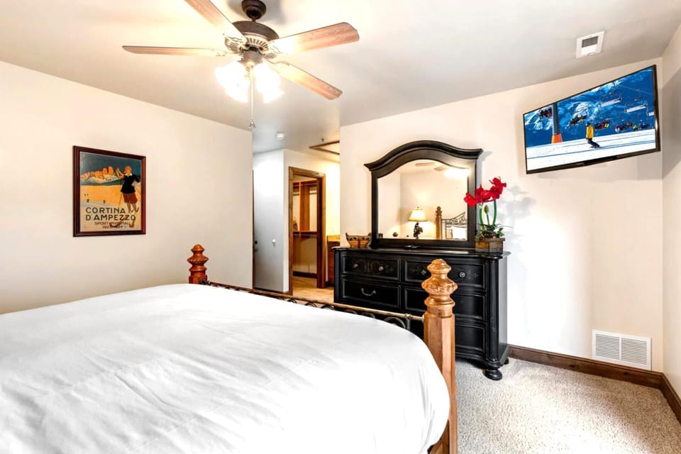 The primary bedroom includes a King bed, Smart TV, and access to a full ensuite bath.
 PPS-1418