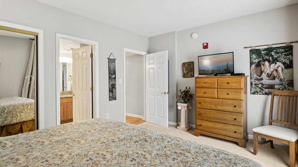 Whispering Pines Three Bedroom Walk-in level Vacation Rental Dow - King Bedroom with Cable TV and WIfi
