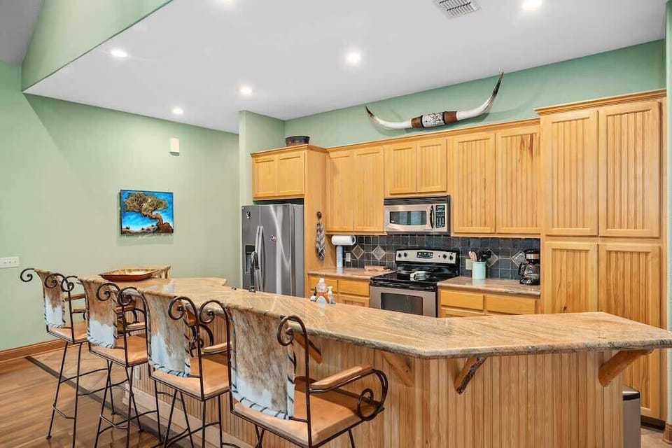 Ranch Style Open Kitchen w/ Dining Bar