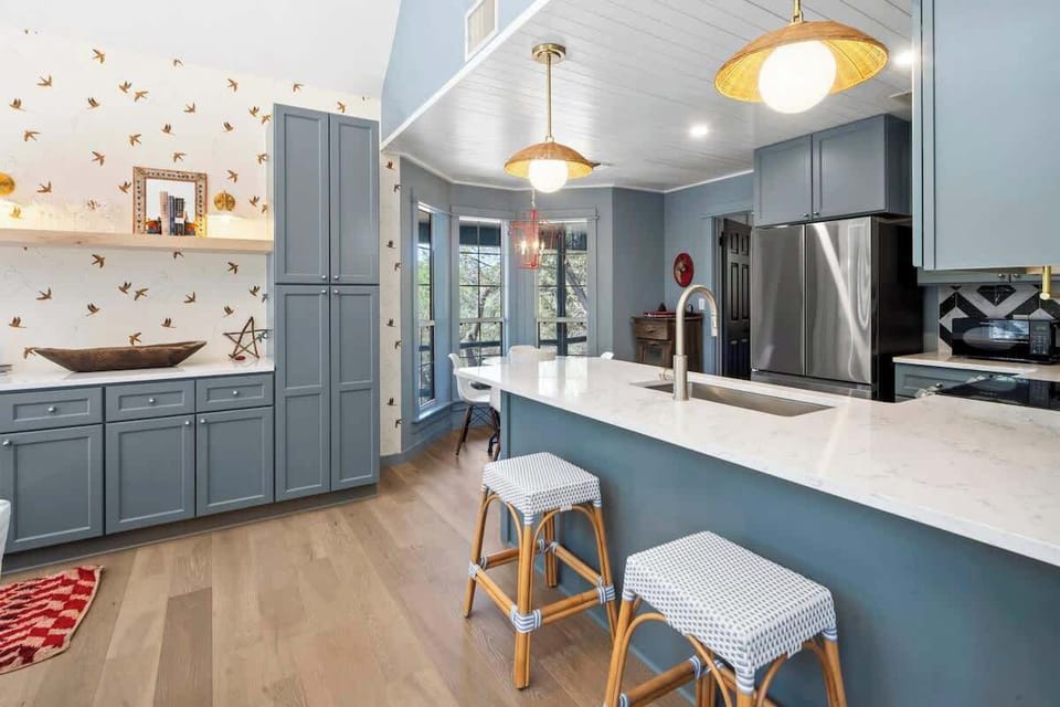 Kitchen Peninsula w/Barstool Seating