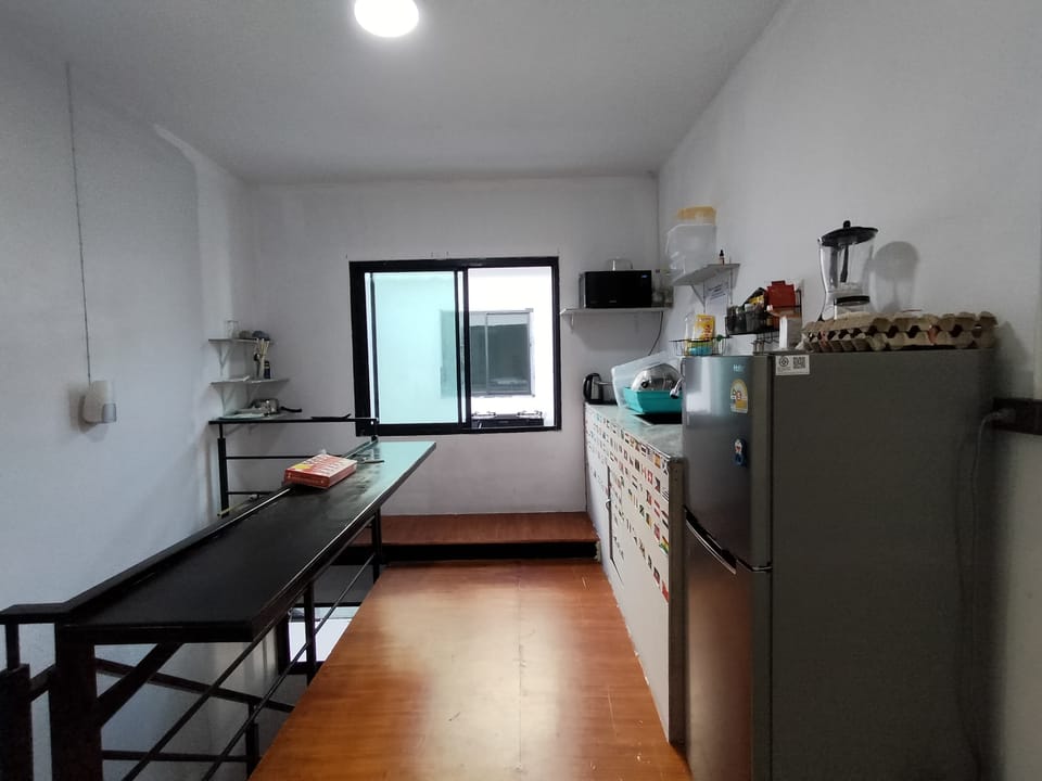 Classic Double Room, Balcony | Shared kitchen | Cookware/dishes/utensils
