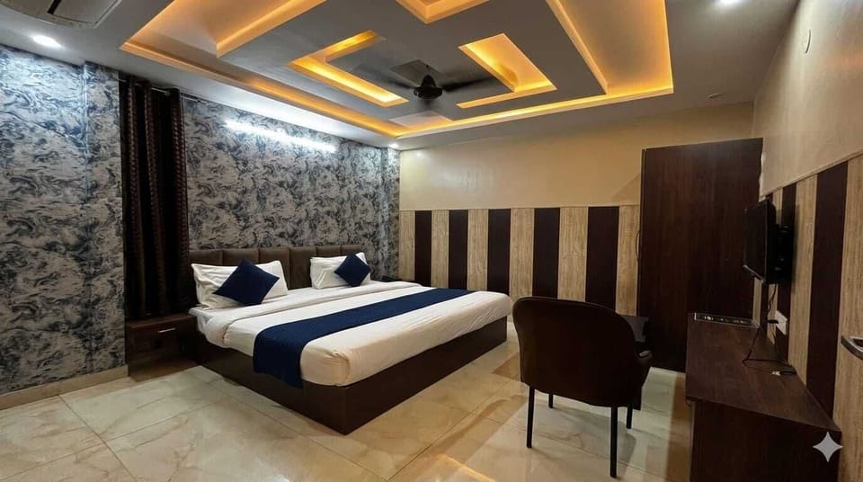 Superior Room, 1 King Bed | Premium bedding, memory foam beds, soundproofing, free WiFi