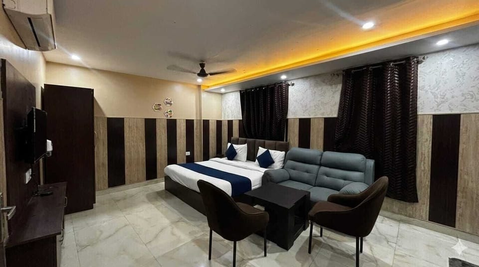 Luxury Studio Suite | Premium bedding, memory foam beds, soundproofing, free WiFi