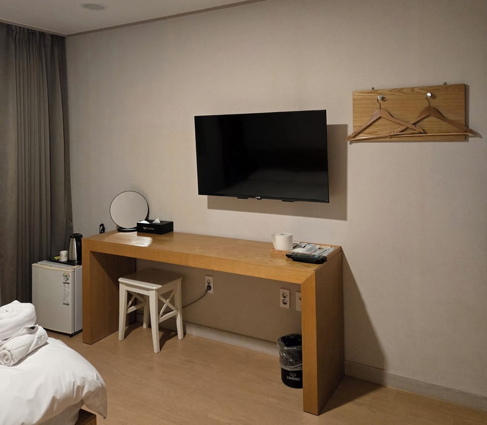 Room | Premium bedding, down comforters, blackout drapes, free WiFi