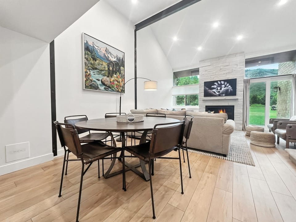 Cozy dining nook with seating for the whole group.