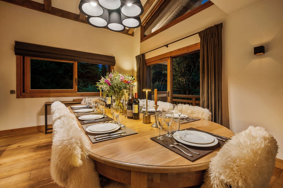 Royal Chalet, Garden View | In-room dining