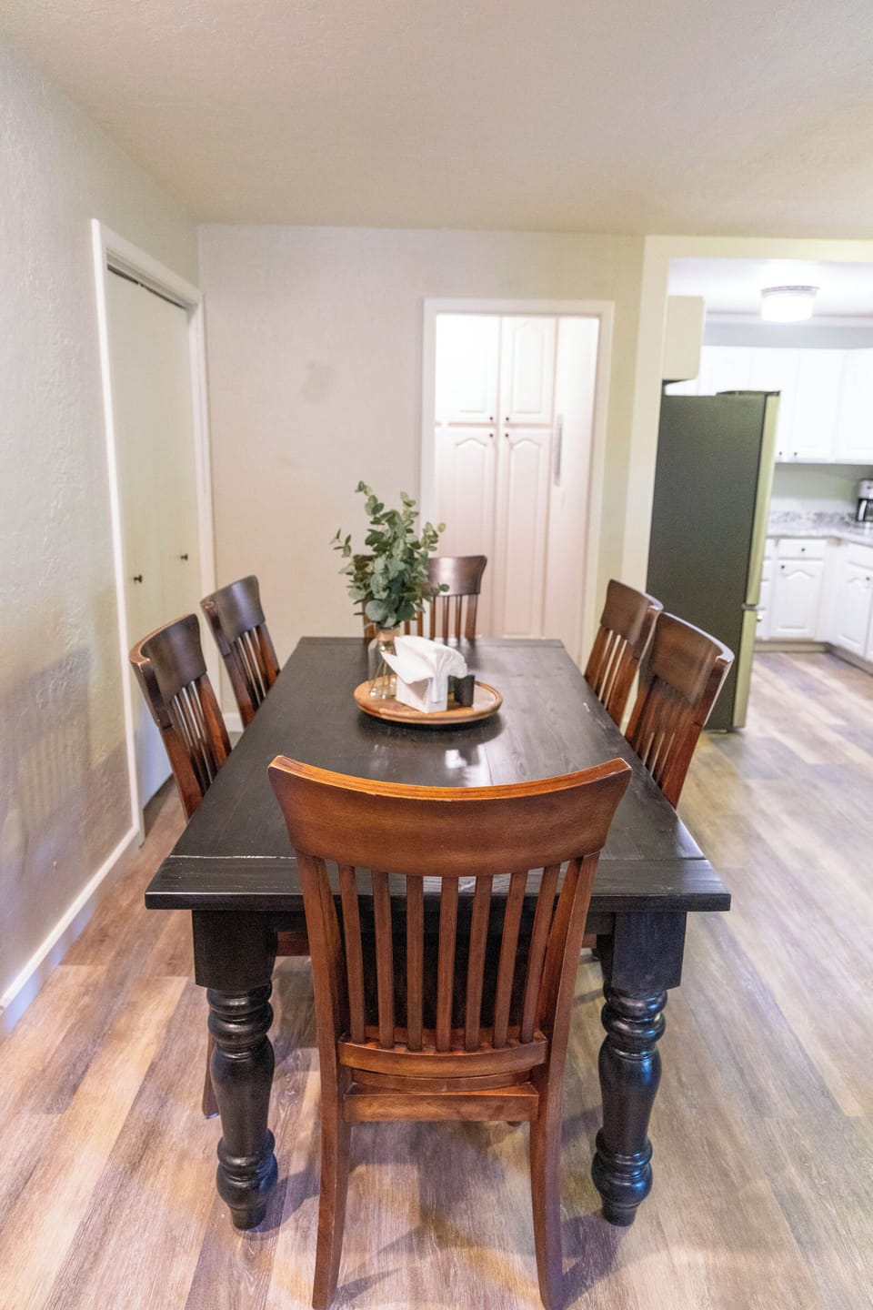 Comfortable dining space for 6