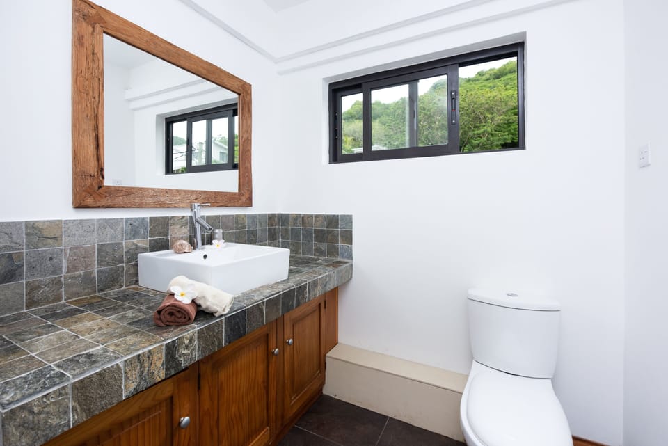 1.Superior VIP Mountain & Ocean View | Bathroom | Shower, free toiletries, towels