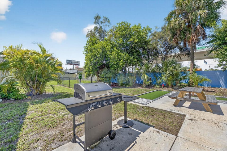 Exterior Sitting Areas, Grill & Outdoor Golf