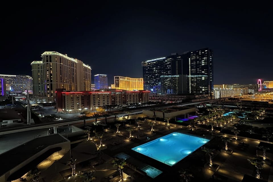 Vegas Nights ✨ - Unwind with a Stunning Skyline Backdrop!