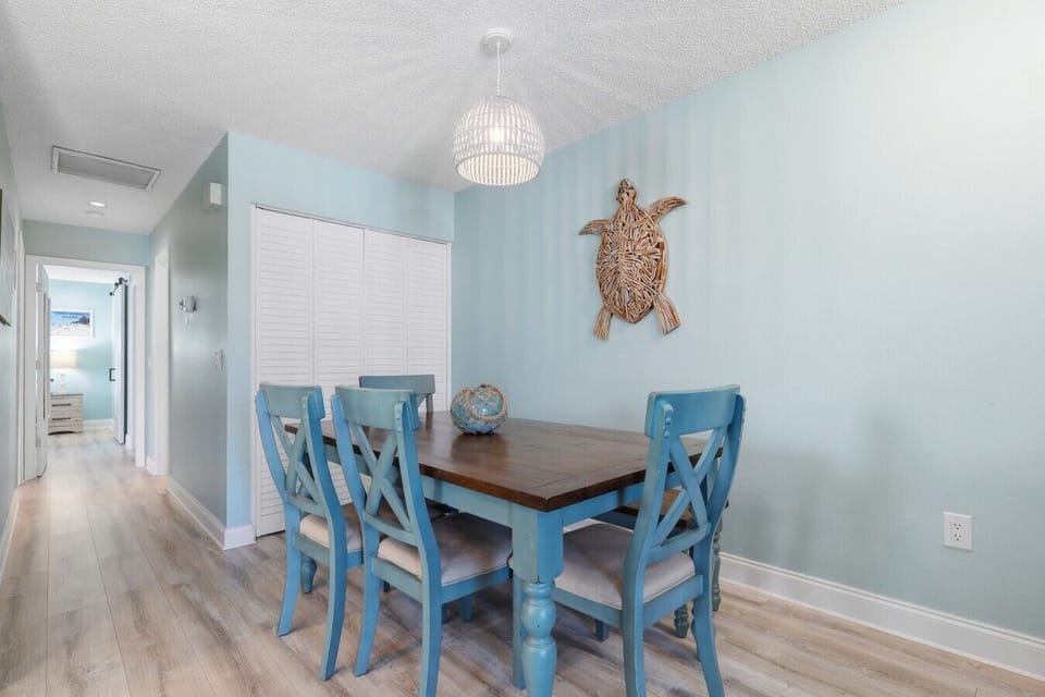 dining area w/ seating for 6