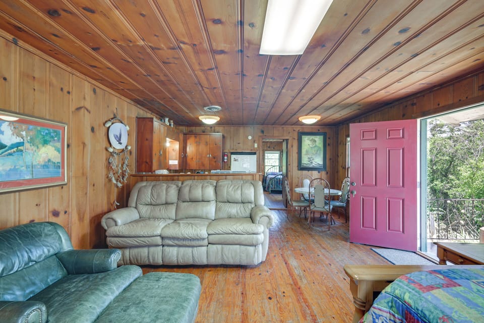 Living Room | Queen Bed