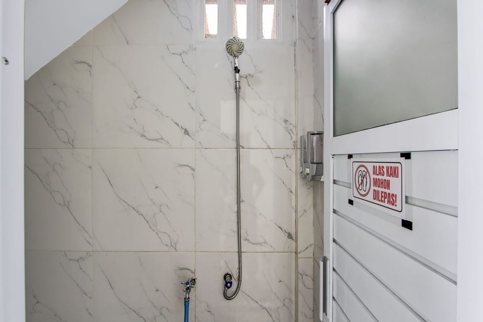 Standard Double Room | Bathroom | Shower, towels
