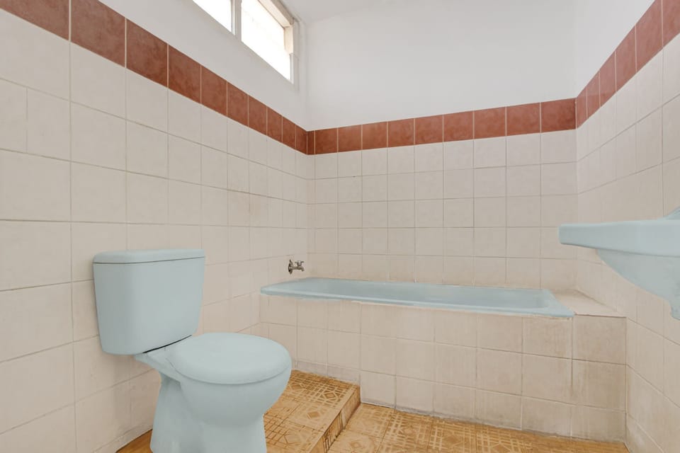Standard Suite, 1 Double Bed | Bathroom | Shower, towels