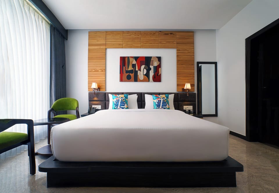 Executive Suite, City View | Desk, laptop workspace, free WiFi