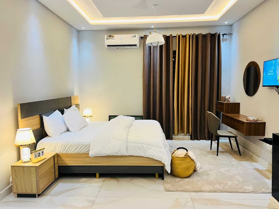 Deluxe Suite, 3 Bedrooms, Housekeeping, Hill View | Desk, laptop workspace, iron/ironing board (on request), WiFi (free)