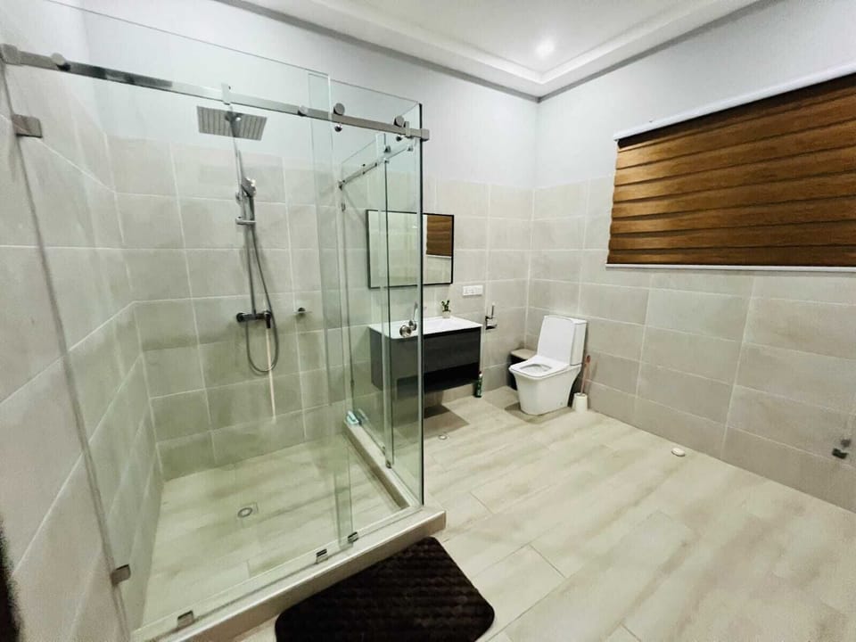 Deluxe Suite, 3 Bedrooms, Housekeeping, Hill View | Bathroom | Shower, towels, soap, shampoo