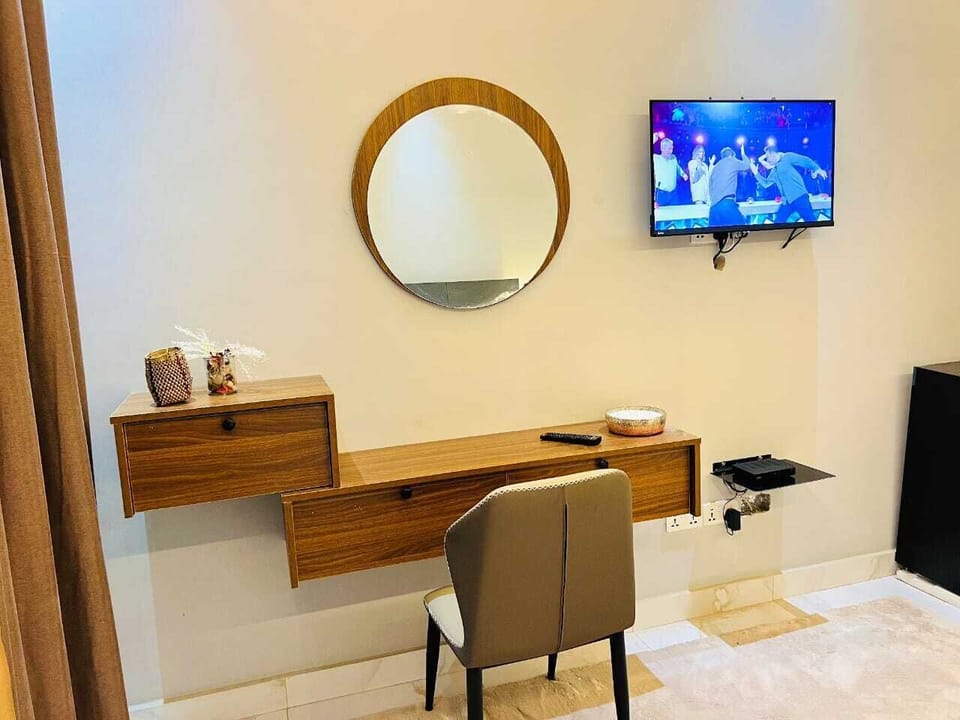 Deluxe Suite, 3 Bedrooms, Housekeeping, Hill View | Desk, laptop workspace, iron/ironing board (on request), WiFi (free)