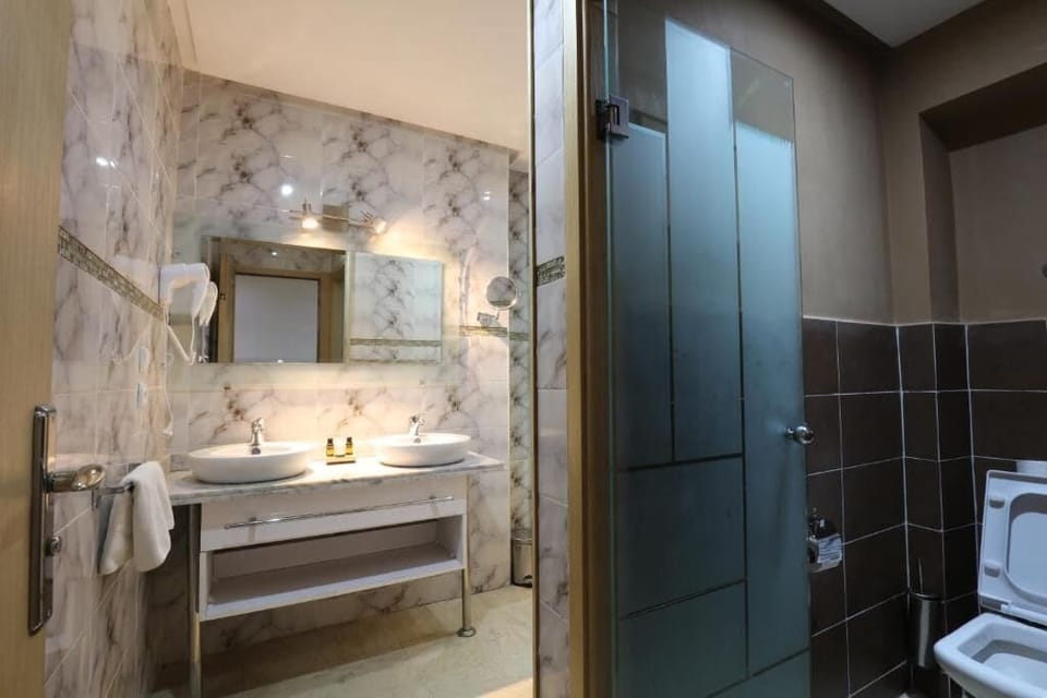 Junior Suite, City View | Bathroom