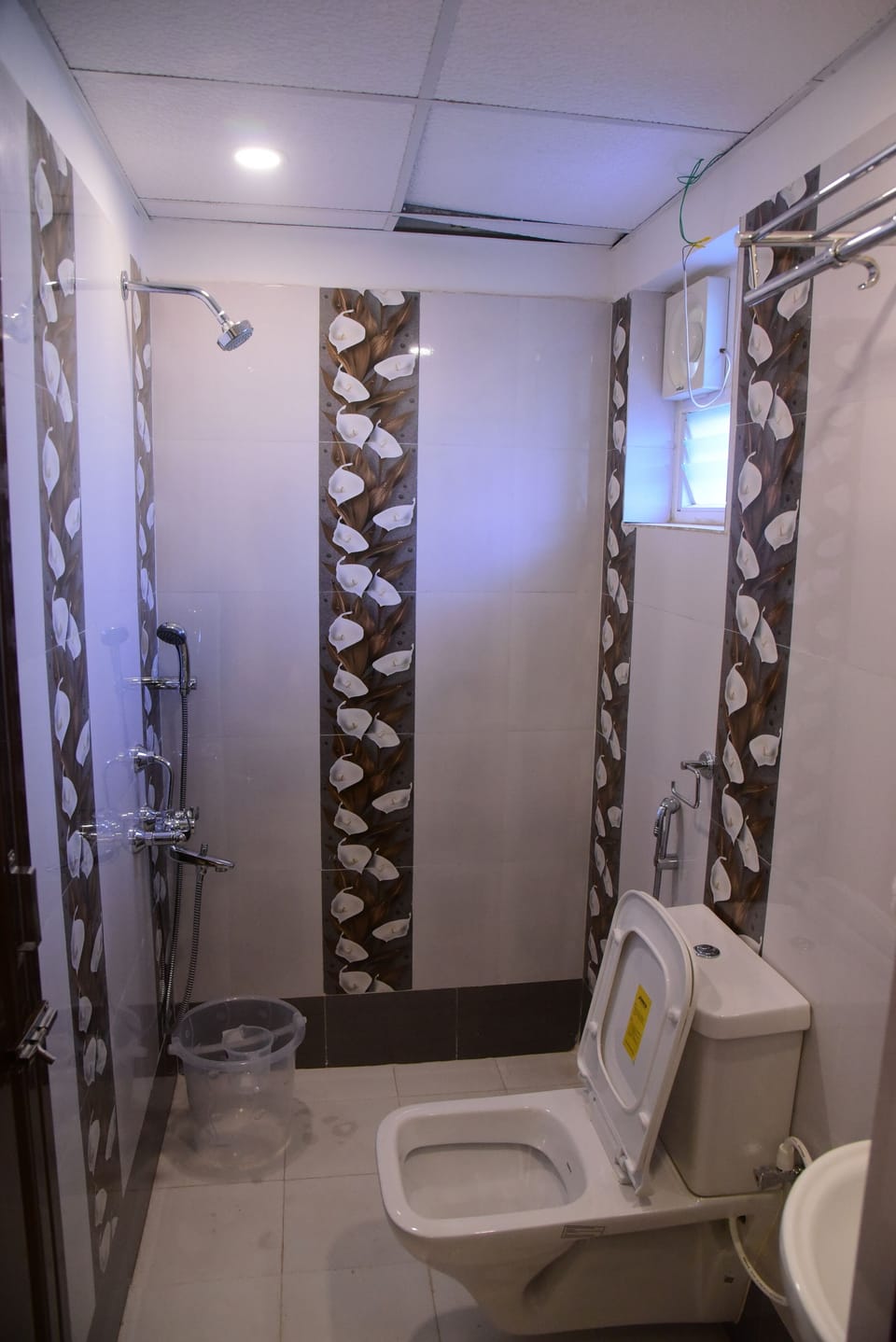 Deluxe Room | Bathroom | Free toiletries, towels, soap, shampoo