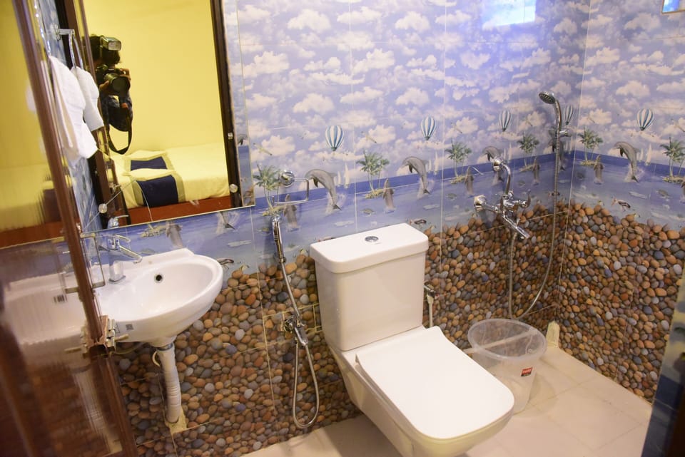 Deluxe Room | Bathroom | Free toiletries, towels, soap, shampoo