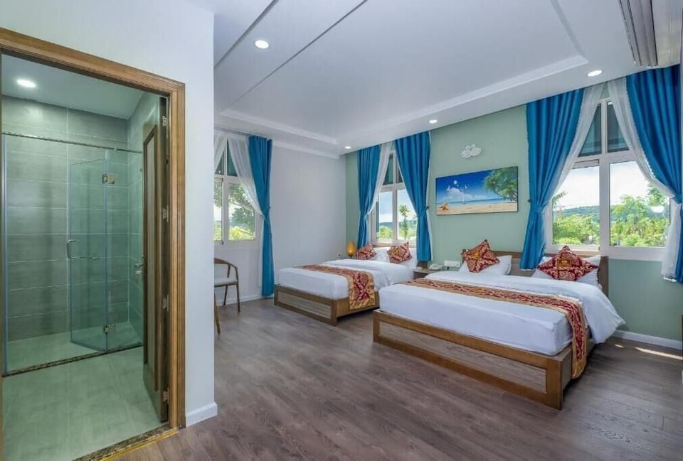 Superior Triple Room, Courtyard View | Desk, laptop workspace, iron/ironing board, free WiFi