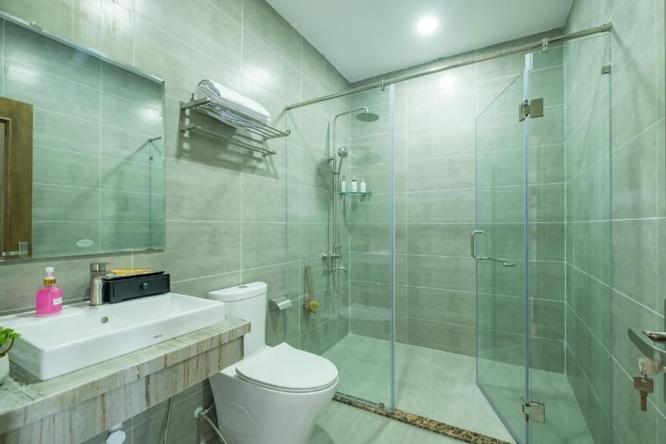 Superior Triple Room, Courtyard View | Bathroom | Shower, free toiletries, hair dryer, slippers