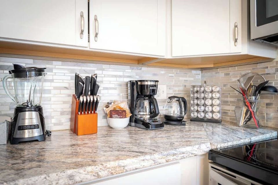Everything you need to feel right at home, this well-stocked kitchen includes a blender, knife block, coffee maker, electric kettle, spice rack, and a full utensil set. Perfect for whipping up anything from a quick breakfast to a gourmet meal.