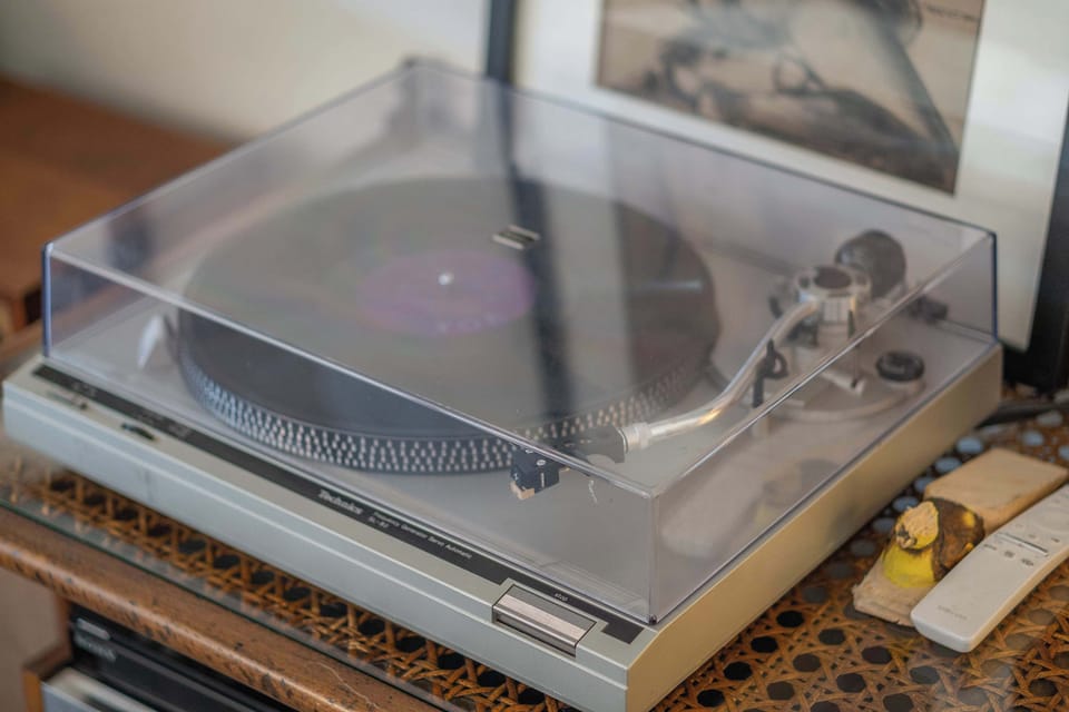 Classic turntable for music lovers, adding a nostalgic touch and a perfect vibe for relaxing or entertaining