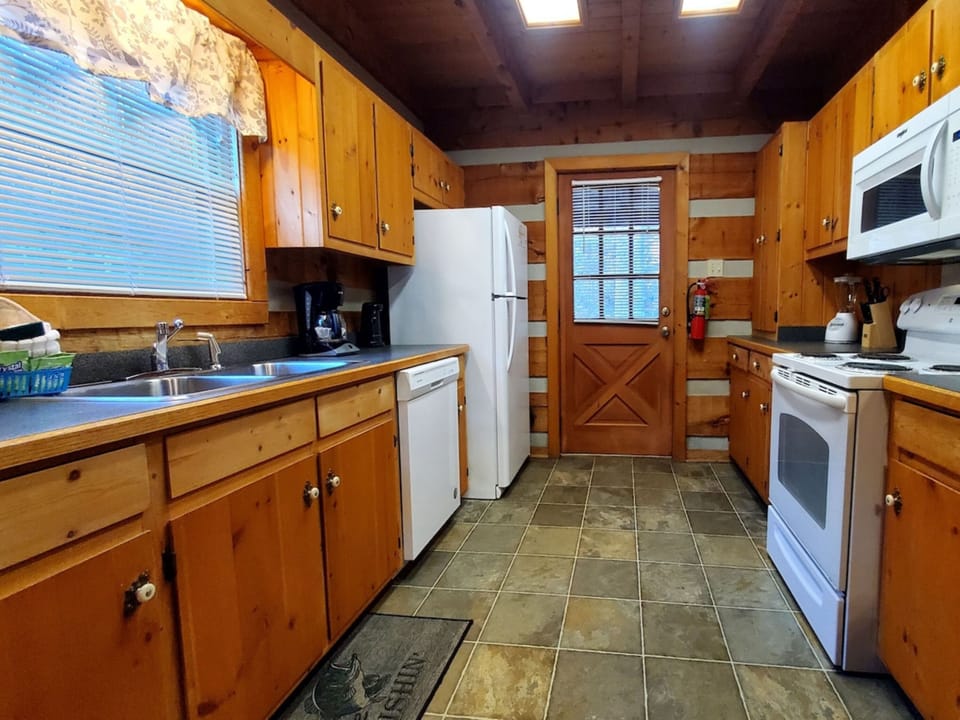 Signature Cabin, 3 Bedrooms, Non Smoking, Patio | Private kitchen | Fridge, microwave, oven, stovetop
