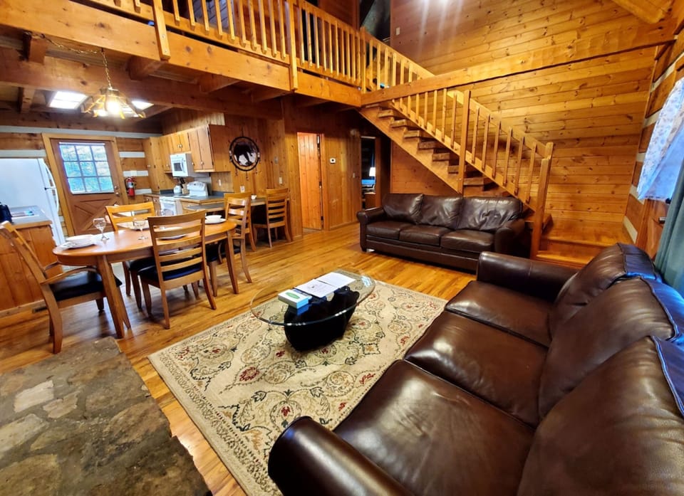 Signature Cabin, 3 Bedrooms, Non Smoking, Patio | Living room | 40-inch Smart TV with cable channels, fireplace, books