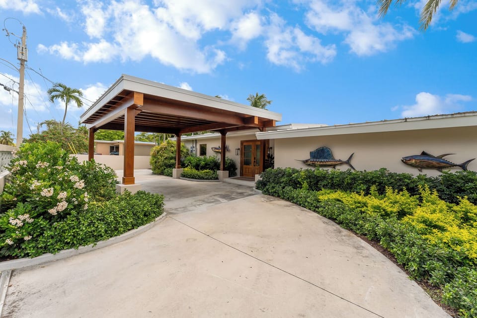 Spacious driveway