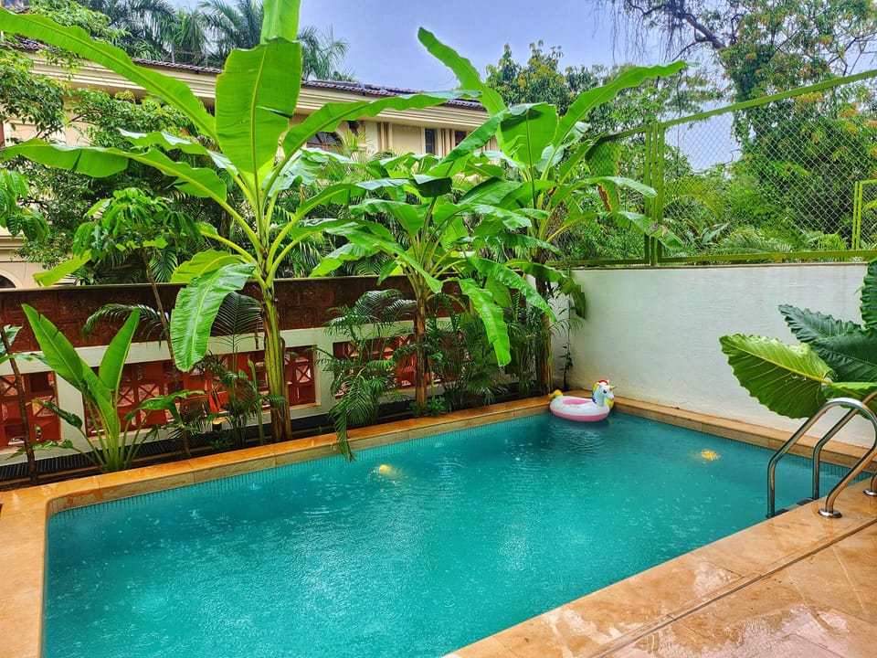 12 outdoor pools