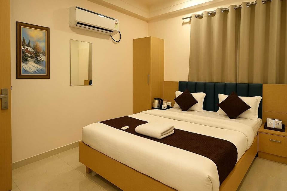 Double Room, City View | Desk, laptop workspace, soundproofing, free WiFi