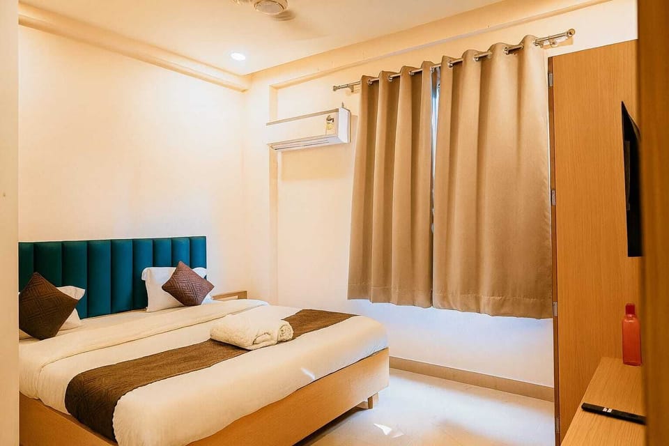 Double Room, City View | Desk, laptop workspace, soundproofing, free WiFi