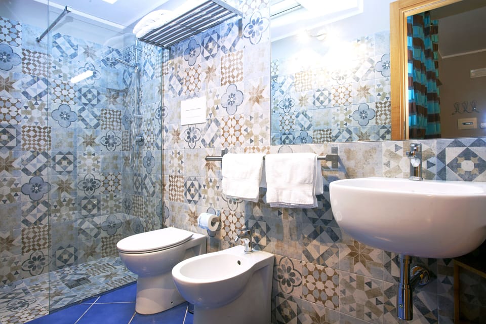 Triple Room | Bathroom | Free toiletries, hair dryer, bidet, towels