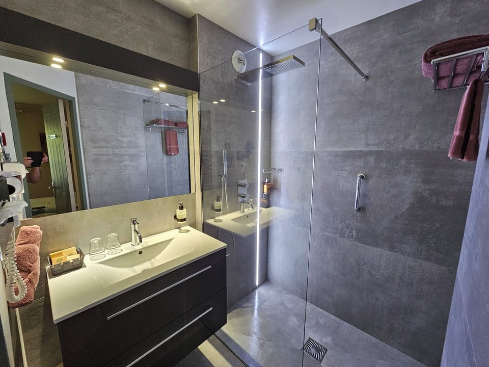 Shower, rainfall showerhead, free toiletries, hair dryer