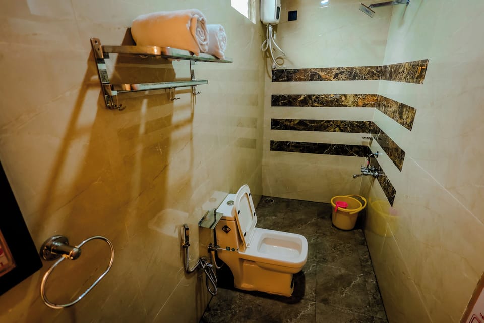 Basic Double Room | Bathroom | Shower, free toiletries, towels