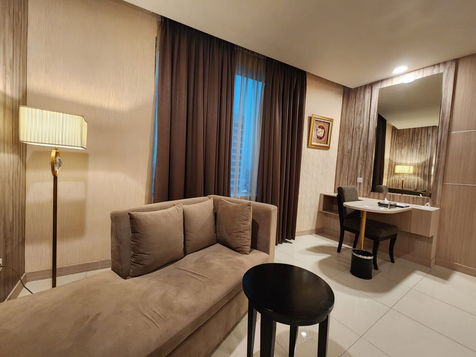 Executive Suite | Minibar, in-room safe, individually decorated, desk