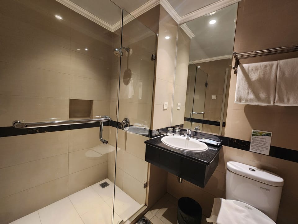 Executive Deluxe | Bathroom | Shower, free toiletries, slippers, bidet