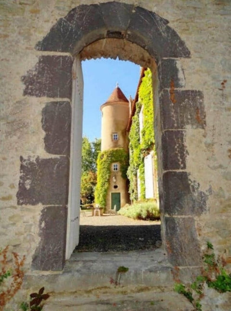Vue de la façade du château par ancienne porte extérieure