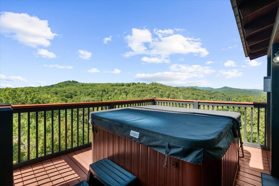Hot tub with views? Yes, please!