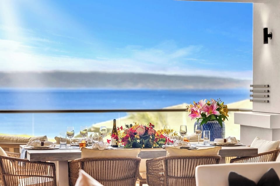 Feel the warmth of the Hawaiian sun as you gaze out onto the ocean. MON-6302