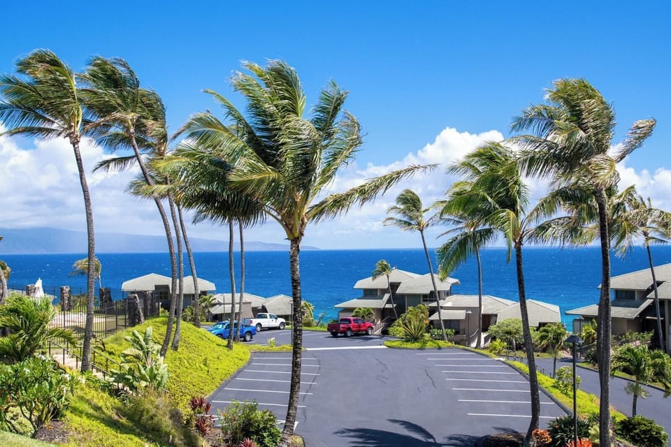 Start and end each day with breathtaking Maui views     KBV-16G4
