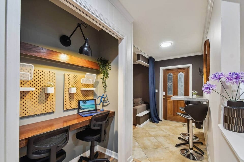 Main entrance. Working area with 5G intenet.