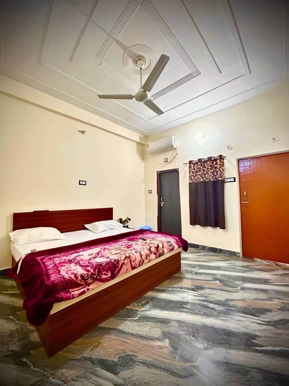 Deluxe Double Room, 1 King Bed, Balcony | Egyptian cotton sheets, premium bedding, free minibar, cribs/infant beds