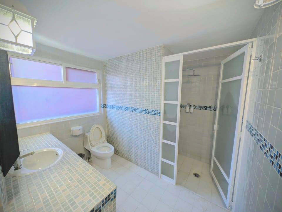 Deluxe Room, 1 King Bed, Courtyard View | Bathroom | Separate tub and shower, hair dryer, towels, soap