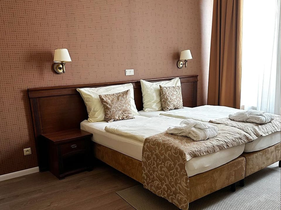 Family Room | Blackout drapes, WiFi (free), bed sheets