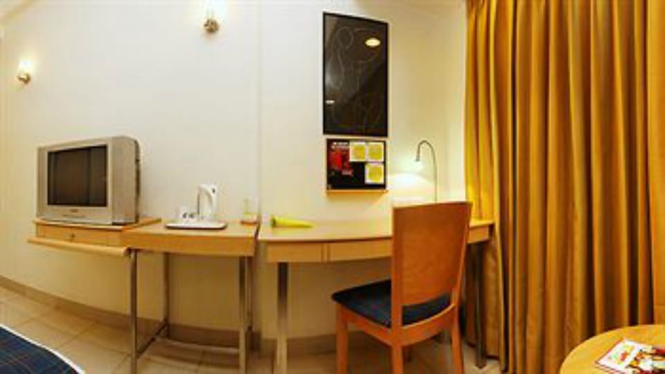 Business Room | Hypo-allergenic bedding, minibar, in-room safe, desk